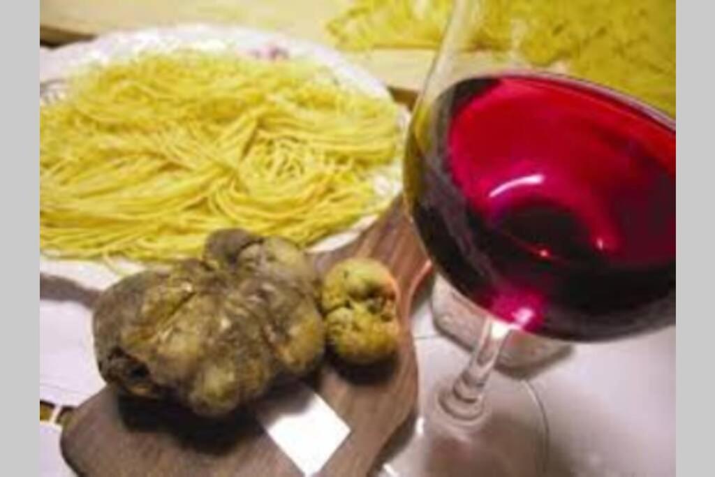 Ex Ostu Impero: Vino, Tartufo Ed Ospitalita Διαμέρισμα La Morra Εξωτερικό φωτογραφία
